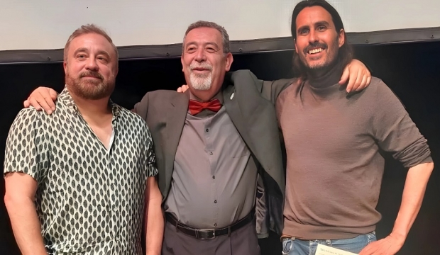 El dramaturgo, José Moreno Arenas, junto a los premiados. 