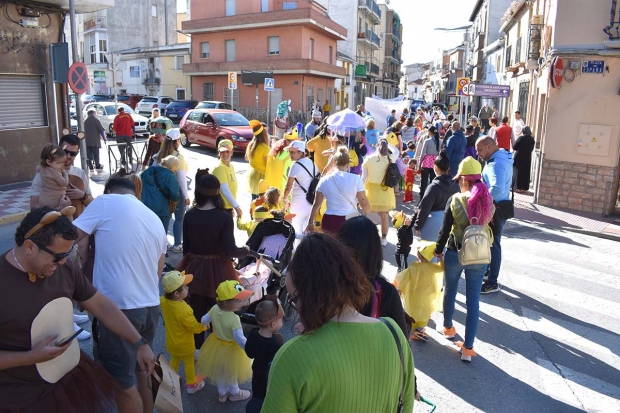 Pasacalles del Día del Libro a su pado por la calle Ganada.