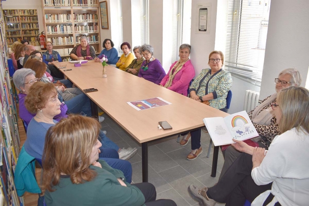 Lectura del libro de la Asociación Amefa en la biblioteca de Albolote.