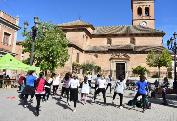 Taller de zumba en la primera feria de la salud 