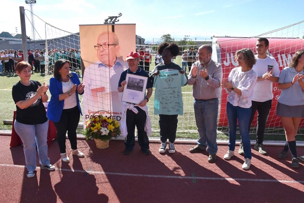 Uno de los momentos más emotivos fue el homenaje a Francisco Medina, fundador de Aspromi. Abajo, represetantes municipales durante la presentación de los juegos.