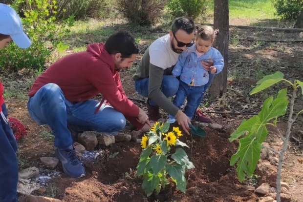 Los veicnos y vecinas de la urbanización de El Torreón celebraron el día del árbol con una plantación 