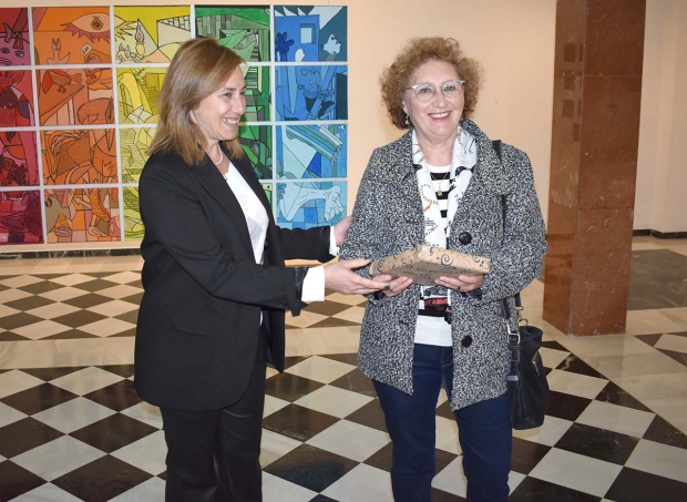 La concejala de Cultura, Eugenia Rodríguez-Bailón entrega el premio a Mª Azucena Martínez Corbella.