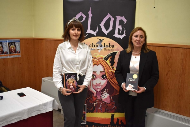 La escritora Sandra Rodríguez y la concejala de Cultura, Eugenia Rodríguez-Bailón en presentación de la novela juvenil.