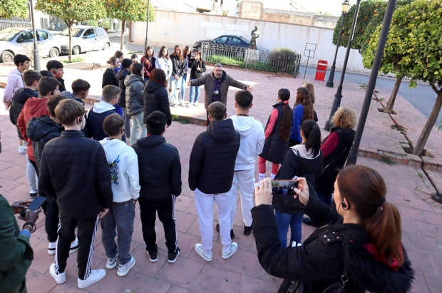 La plaza de los Naranjos donde está la estatua del Chache es el punto de inicio de la ruta 