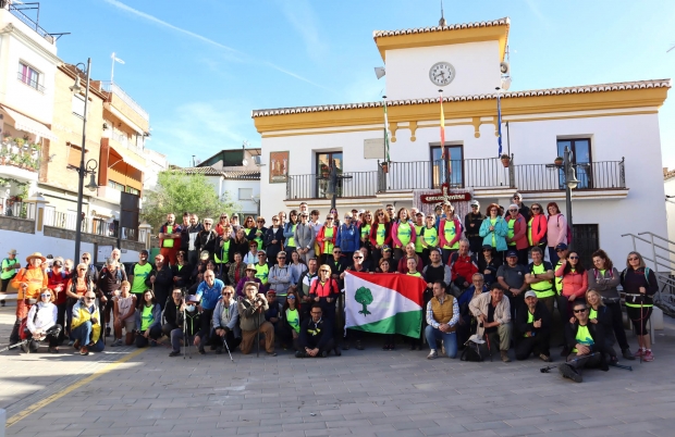 Foto general del grupo de peregrinos de Albolote en la plaza del pueblo de La Peza donde fue recibido por su alcalde y por miembros de la Asociación Jacobea