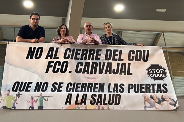 Los concejales del PSOE posan junto a una pancarta en el Centro Deportivo Urbano 