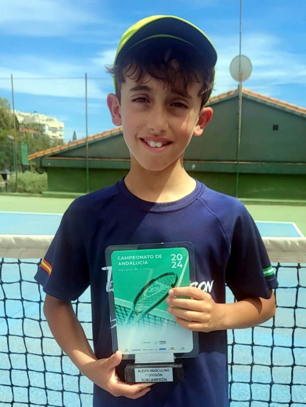 Iván Nievas posa con su trofeo de subcampeón de Andalucía por equipos