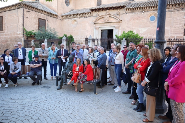 Uno de los guías da explicaciones al grupo junto a la estatua homenaje a Francisco Carvajal en la Plaza del Ayuntamiento 