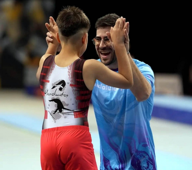 Álvaro Juárez celebra la medalla de oro con su entrenador 