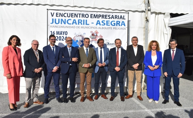 Los responsables políticos posan en el V Encuentro empresarial Juncaril Asegra 