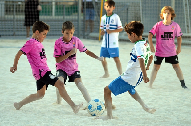 Los partidos se juegan en el campo de fútbol playa del polideportivo municipal `Jorge Abarca` (J. PALMA)