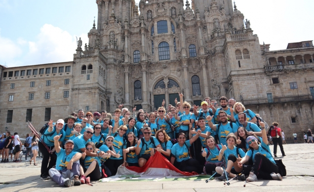 Uno de los grupos del año pasado celebra su llegada a la Plaza del Obradoiro con la bandera de Albolote  