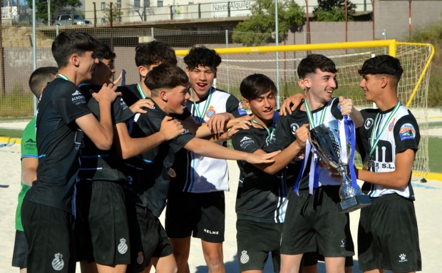 Los jugadores cadetes del Español Albolote celebran el título de campeones (J. PALMA)