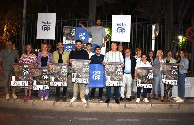 Pegada de carteles del PP de Albolote en el comienzo de la campaña electoral 