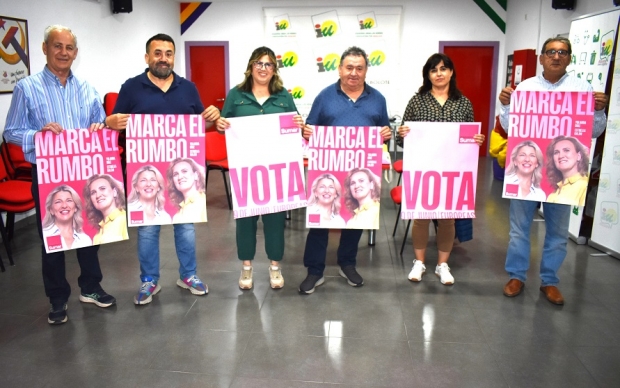 Militantes de IU en su sede local 