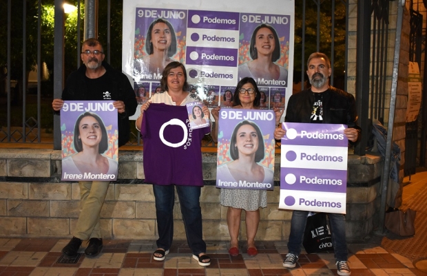 Militantes de Podemos en la pegada de carteles en Albolote 