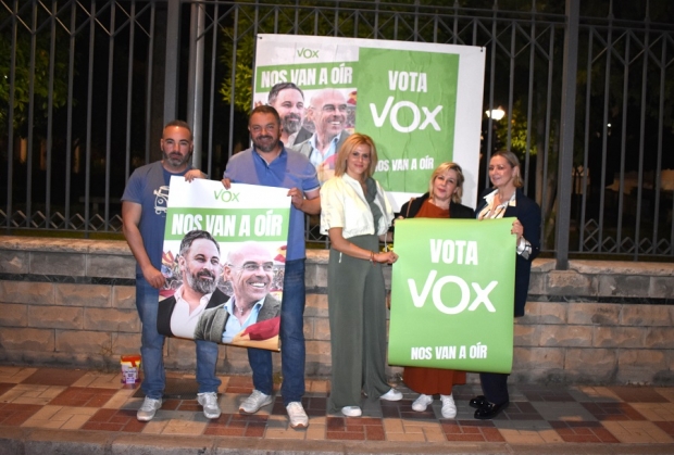 Los militantes de Vox en la pegada de carteles en Albolote 
