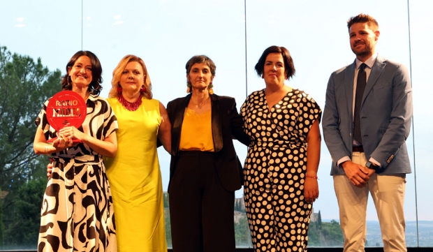 María García, junto a miembros de Remama, con el premio que les entregó Eric Escobedo, diputado provincial de Deporte (JOSÉ ANDRÉS FERNÁNDEZ)