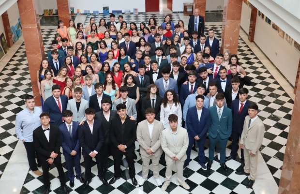 El grupo de bachilleres posa para la foto de grupo antes de iniciar la gala en la Casa de la Cultura de Albolote/ Foto Javier M. 