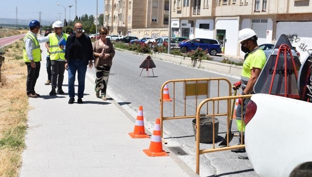 EL alcalde visitó la zona en la que se está llevando a cabo la campaña de limpieza de imbornales 