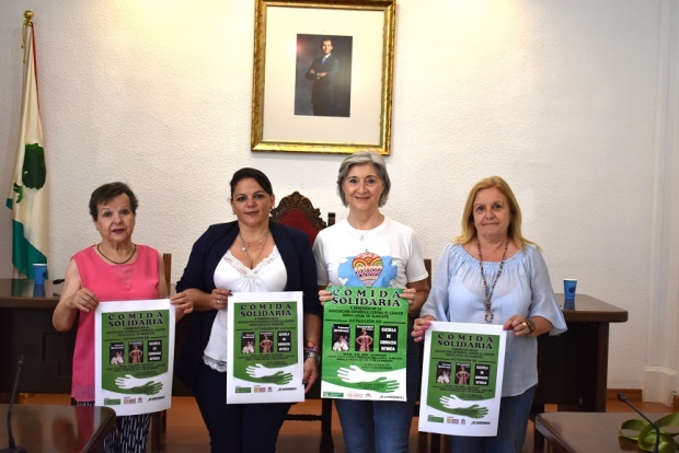 Las responsables de la AECC en Albolote junto a la concejala, Ingrid Pérez en la presentaicón de la comida solidaria 