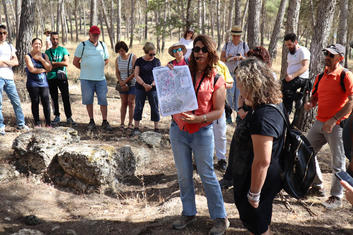 La profesora Mar Castro muestra los resultados del anlisis de los estructuras murarias no visibles que estn investigando con tcnicas no invasivas La profesora Mar Castro muestra los resultados del anlisis de los estructuras murarias no visibles que estn investigando con tcnicas no invasivas