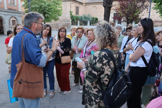 El guia turísitico Marco Antonio Peña explica al grupo algunos detalles de la visita a su paso por la plaza del Ayuntamiento