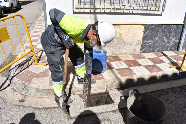 Un operario de la empresa Sorigué durante los trabajos de limpieza en imbornales de la localidad.