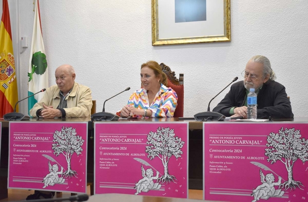 De izquierda a derecha, el poeta Antonio Carvajal, la concejala de Cultura, Eugenia Rodríguez-Bailón y Jesús Munárriz, editor y poeta.