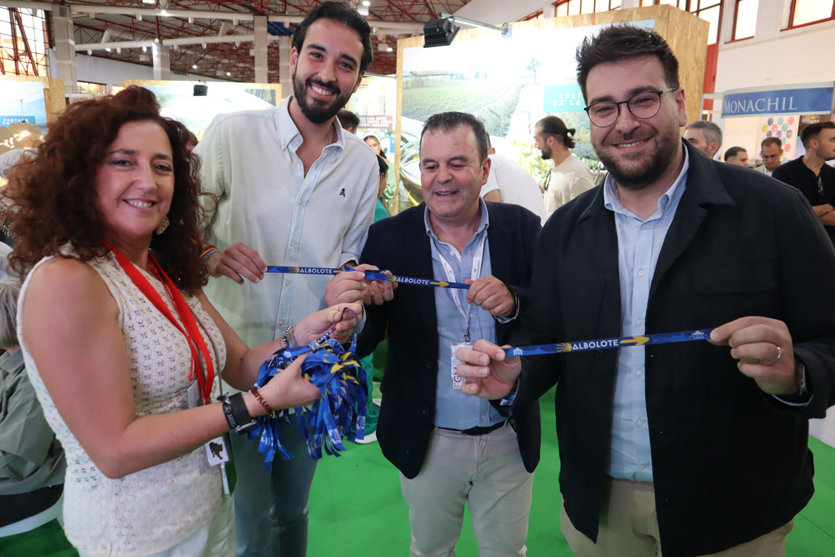 El concejal Juanjo Martínez, junto a representantes del Consorcio de la Vega y del Ayto. de Granada muestra la pulsera de Albolote alusiva al Camino de Santiago que se ha repartido entre los asistentes a la feria El concejal Juanjo Martínez, junto a representantes del Consorcio de la Vega y del Ayto. de Granada muestra la pulsera de Albolote alusiva al Camino de Santiago que se ha repartido entre los asistentes a la feria