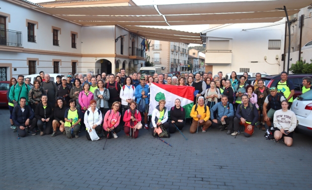 El numeroso grupo posa en la plaza del pueblo Quéntar antes de emprender la marcha. 