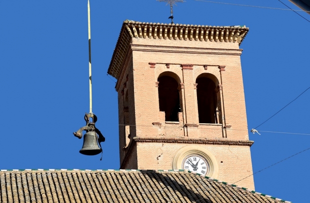 Unaa de las campanas descolgada por grúas Espartero 
