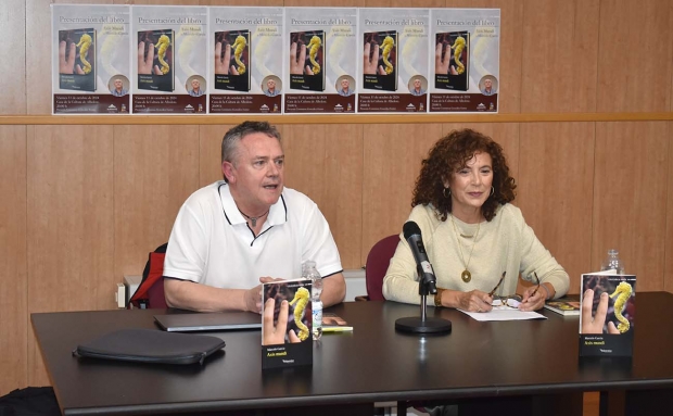 Marcelo García y Constanza Gozález Ferrer durante la presentación del poemario.