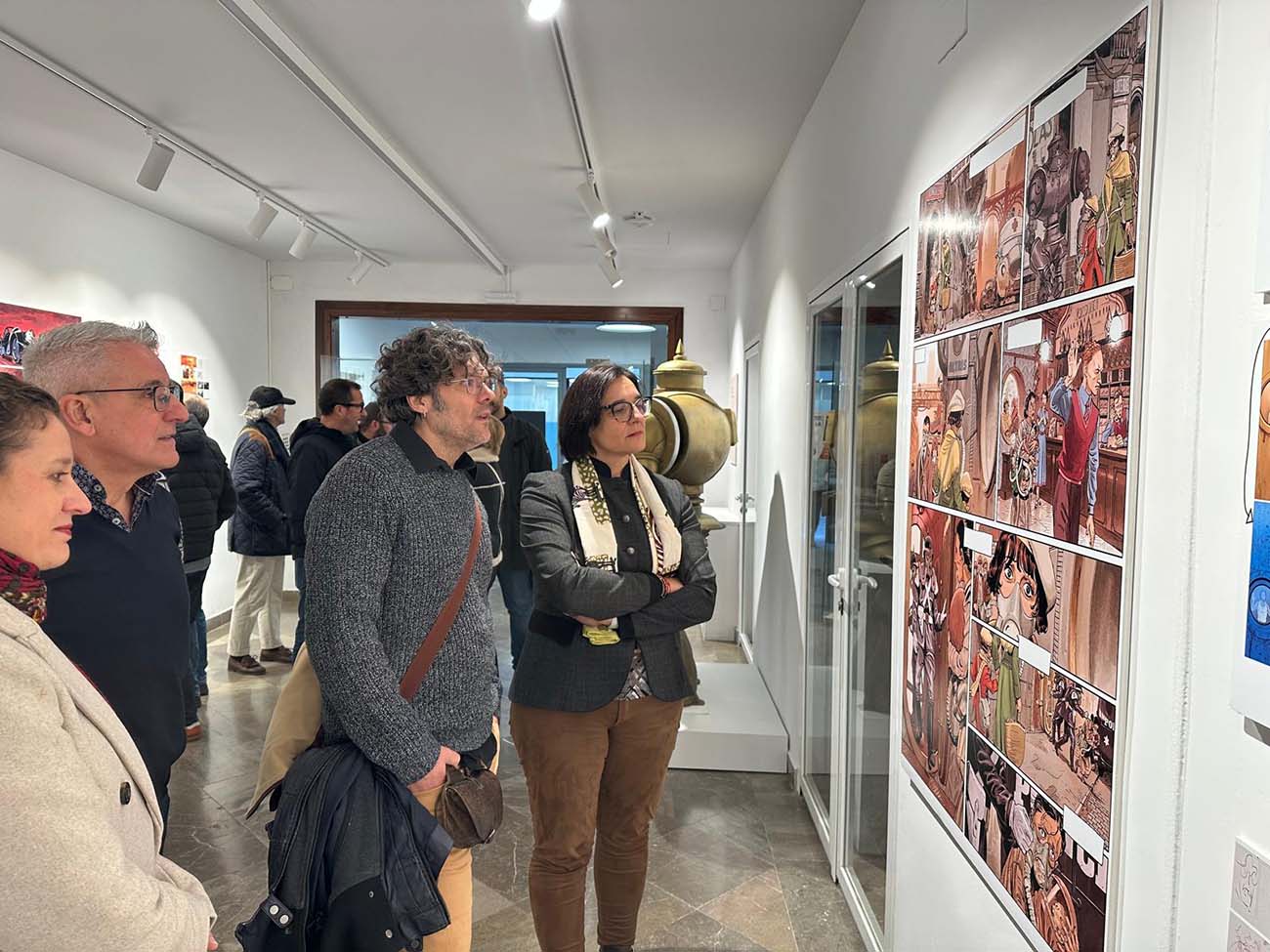 El dibujante Francis Porcel junto a la delegada de Desarrollo Educativo y Formación Profesional, María José Martín, durante la inauguración de la exposición. El dibujante Francis Porcel junto a la delegada de Desarrollo Educativo y Formación Profesional, María José Martín, durante la inauguración de la exposición.