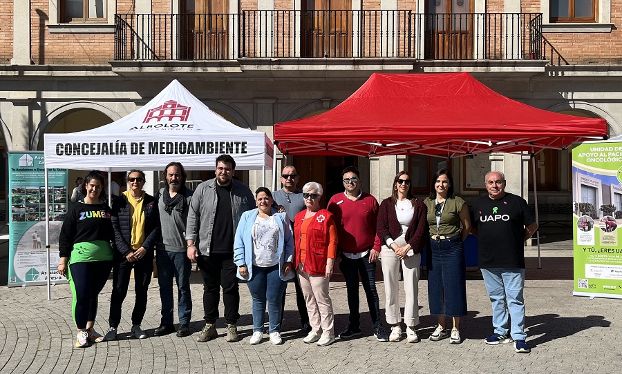 Los concejales Ingrid Pérez y Juanjo Martínez junto a organizadores y asistentes de la feria en la Plaza de España Los concejales Ingrid Pérez y Juanjo Martínez junto a organizadores y asistentes de la feria en la Plaza de España