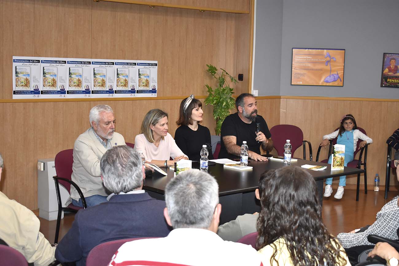 Irene Bosch, segunda por la izquierda, durante la presentación de su libro en la Casa de la Cultura de Albolote. Irene Bosch, segunda por la izquierda, durante la presentación de su libro en la Casa de la Cultura de Albolote.