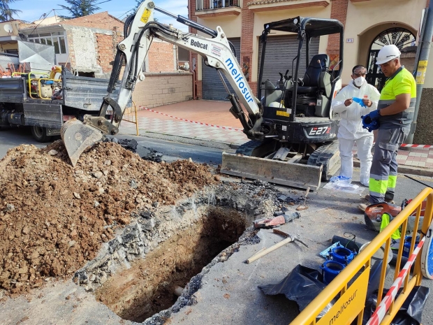 Operarios de Endesa y Aguasvira trabajan en la avería eléctrica 