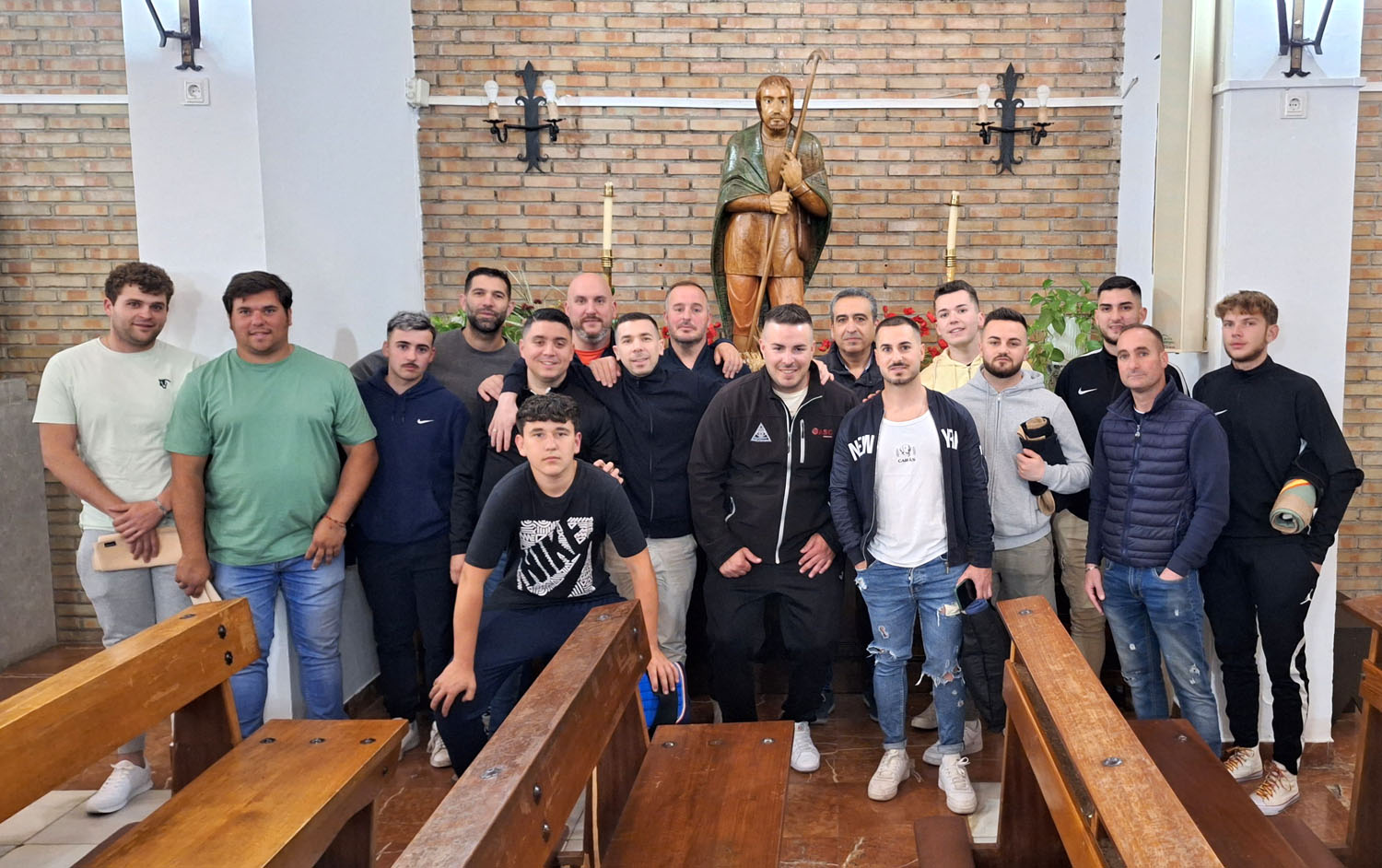 Jóvenes costaleros ante la imagen de San Isidro Labrador de El Chaparral el día de la igualá y primera levantá Jóvenes costaleros ante la imagen de San Isidro Labrador de El Chaparral el día de la igualá y primera levantá