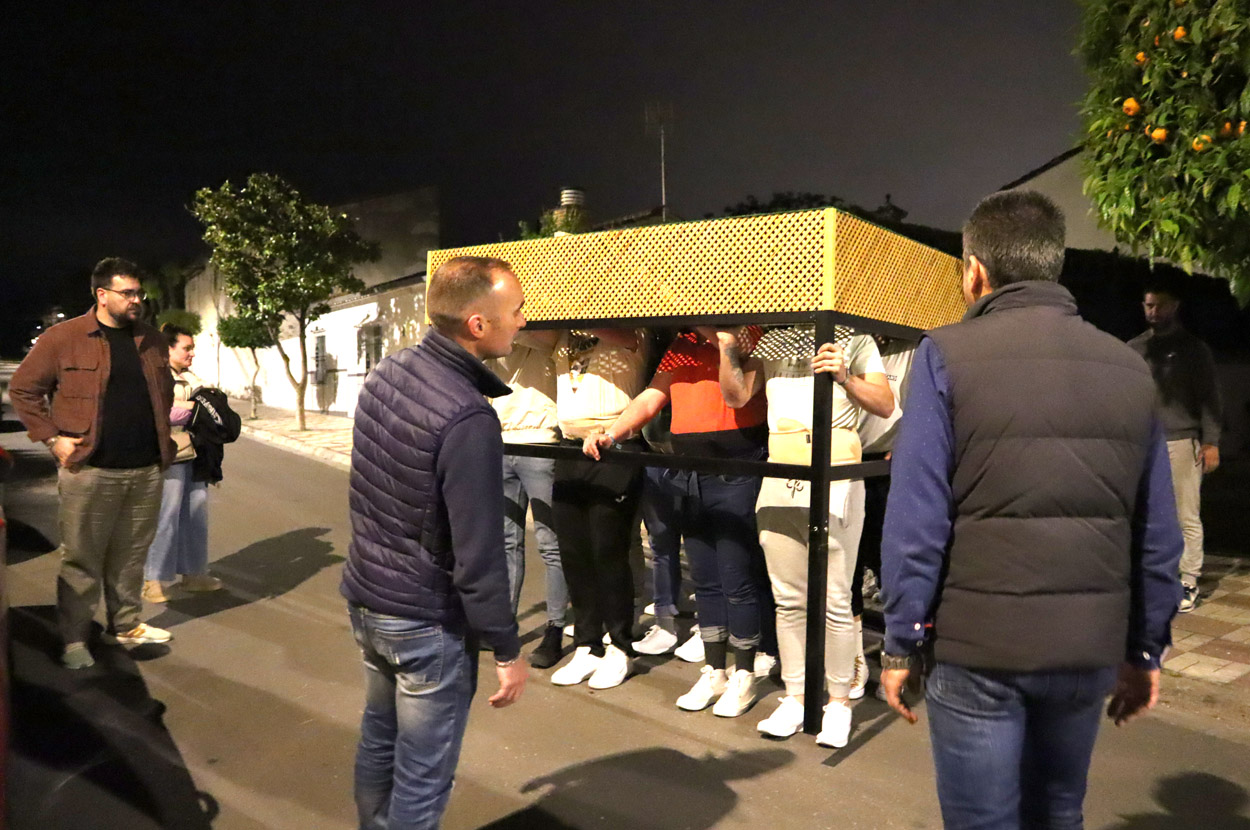 Un momento del traslado de la nueva parihuela hasta la parroquia en el que estuvieron presentes los concejales de Juventud y Fiestas. Un momento del traslado de la nueva parihuela hasta la parroquia en el que estuvieron presentes los concejales de Juventud y Fiestas.