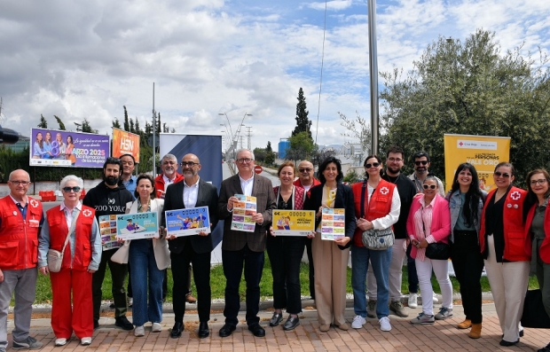 Miembros de la corporación municipal junto al personal de la Cruz Roja y varios voluntarios