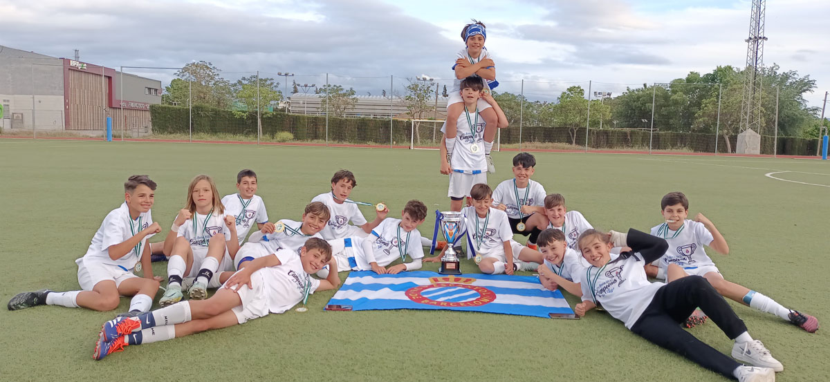 Los futbolistas del conjunto blanquiazul posan con sus medallas y copa de campeones (ESPAOL ALBOLOTE) Los futbolistas del conjunto blanquiazul posan con sus medallas y copa de campeones (ESPAOL ALBOLOTE)