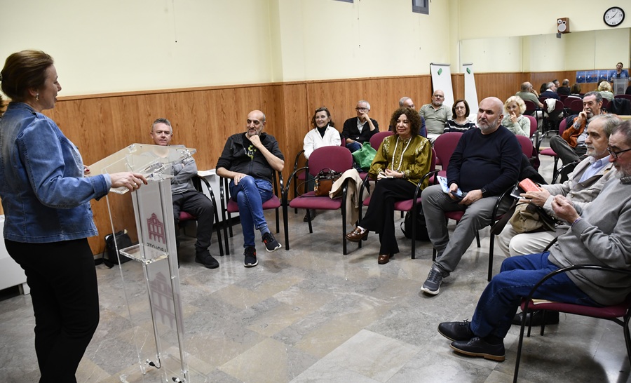 La concejala de Cultura, Eugenia Rodríguez Bailón, dio la bienvenida a los participantes en el encuentro poético La concejala de Cultura, Eugenia Rodríguez Bailón, dio la bienvenida a los participantes en el encuentro poético