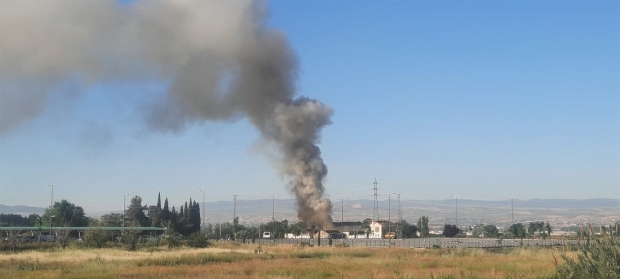 Incendio que se ha producido a espaldas del parking Juncaril en el camino de Albolote (J. PALMA)