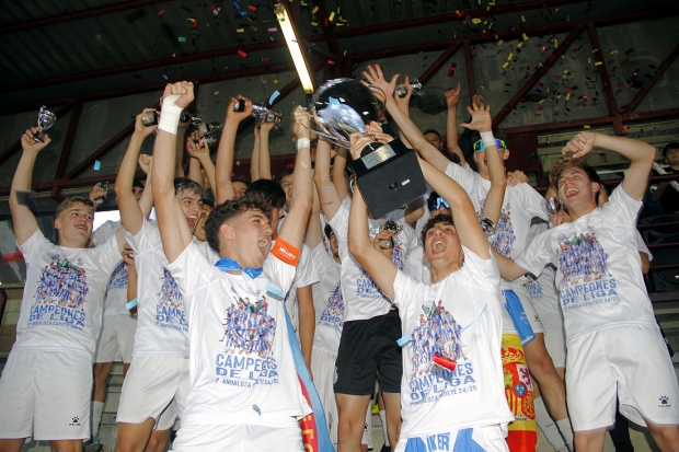Los jugadores del Español Albolote levantan la copa de campeones de liga (J. PALMA)