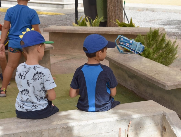 Dos escolares disfrutan las vacaciones del pasado año en las colonias urbanas.