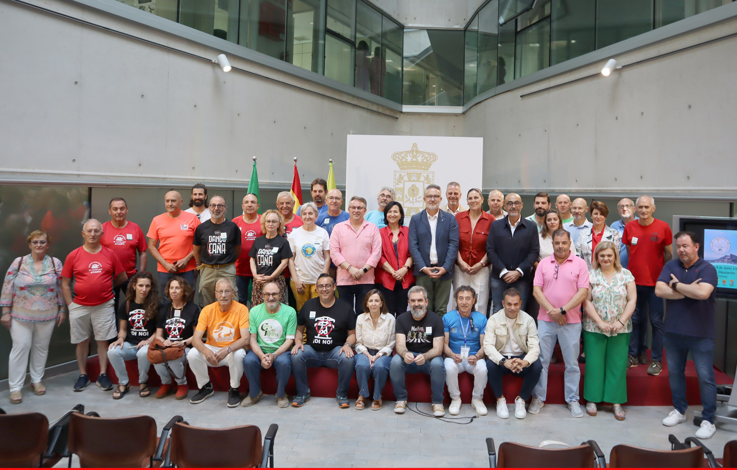 Foto de grupo de representantes institucionales y de los colectivos formantes de la nueva Plataforma Salvemos Sierra Elvira en el día de su presentación Foto de grupo de representantes institucionales y de los colectivos formantes de la nueva Plataforma Salvemos Sierra Elvira en el día de su presentación