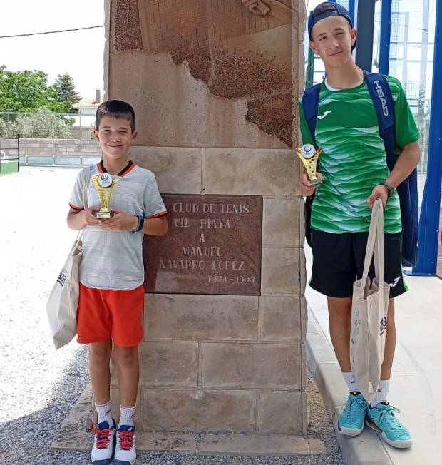 Aitor e Ismael en las instalaciones de club de tenis CID Hiaya de Baza