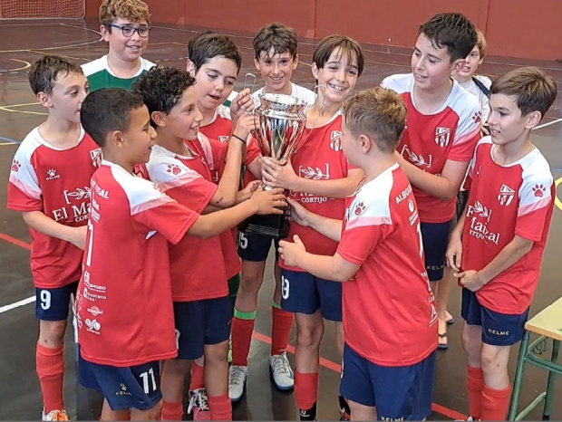 Los jugadores de El Maizal Albolote FS con la copa de campeones (ALBOLOTE FUTSAL)