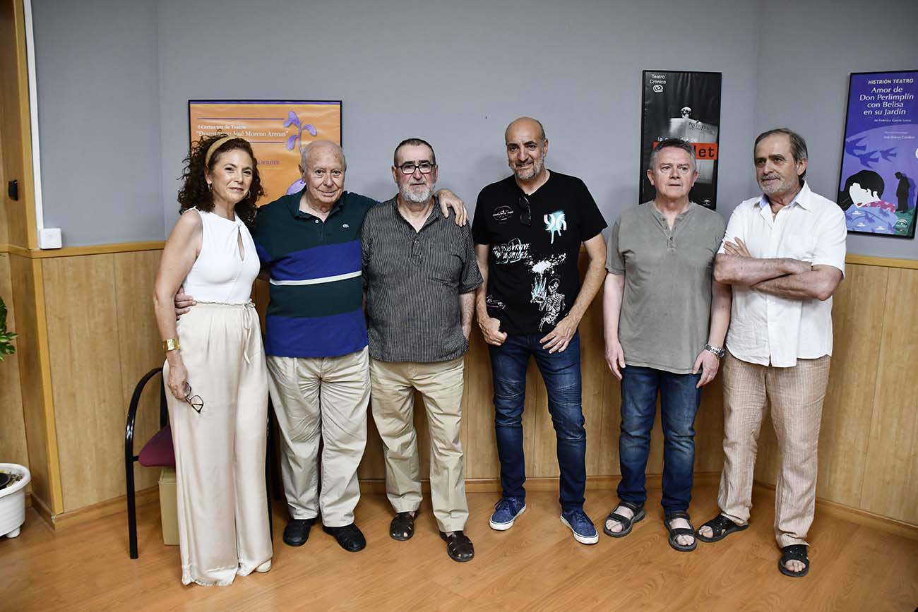 Los seis poetas que componen las obras de esta nueva edición de Al Tignari. Abajo, un momento de la presentación. Los seis poetas que componen las obras de esta nueva edición de Al Tignari. Abajo, un momento de la presentación.
